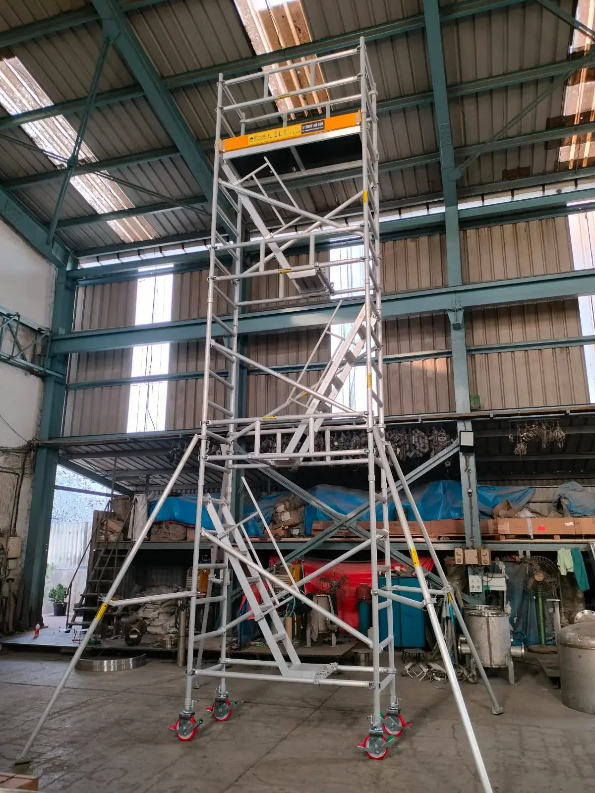 Narrow-width aluminium tower with handrail and stair access