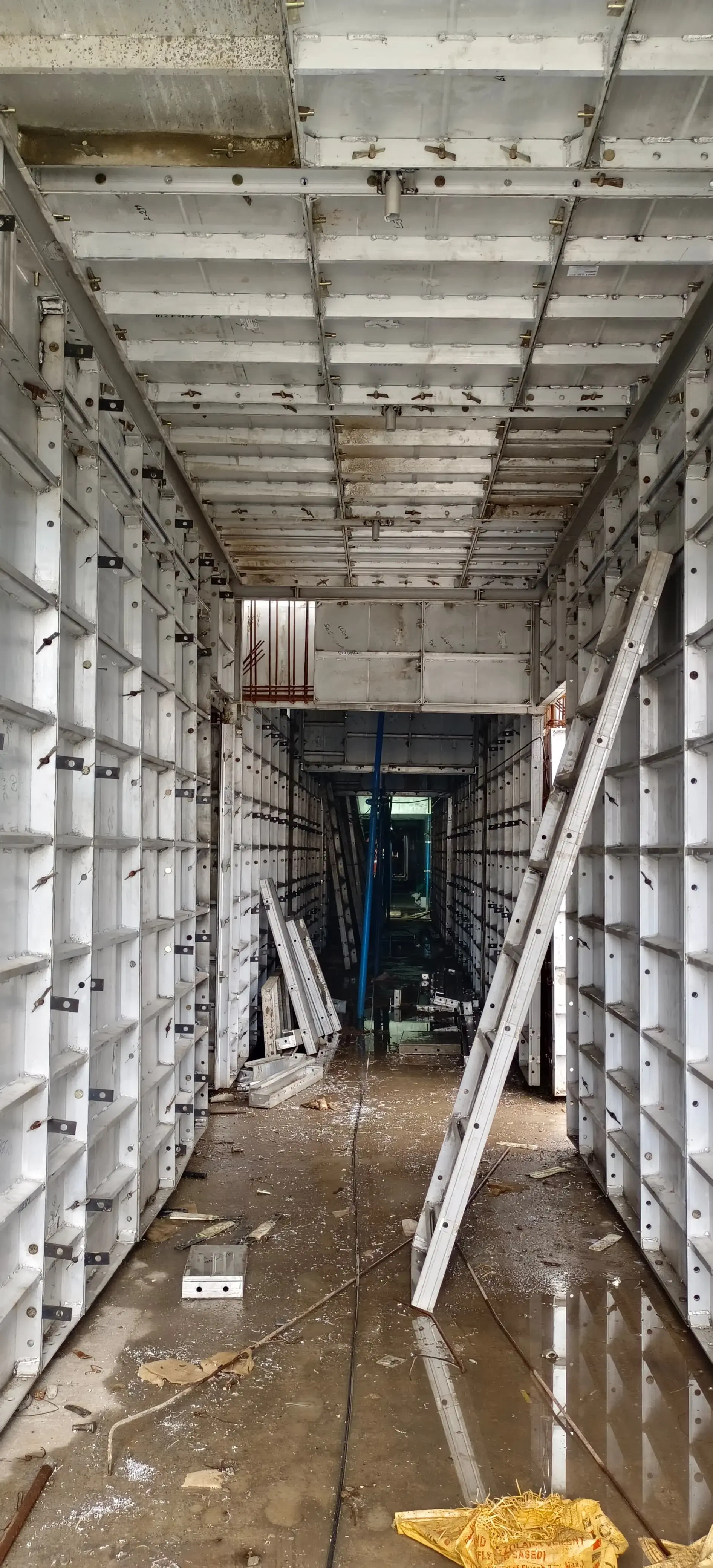 Aluminium formwork installed inside a building structure