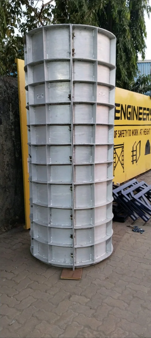 One-metre-diameter round aluminium column formwork assembly