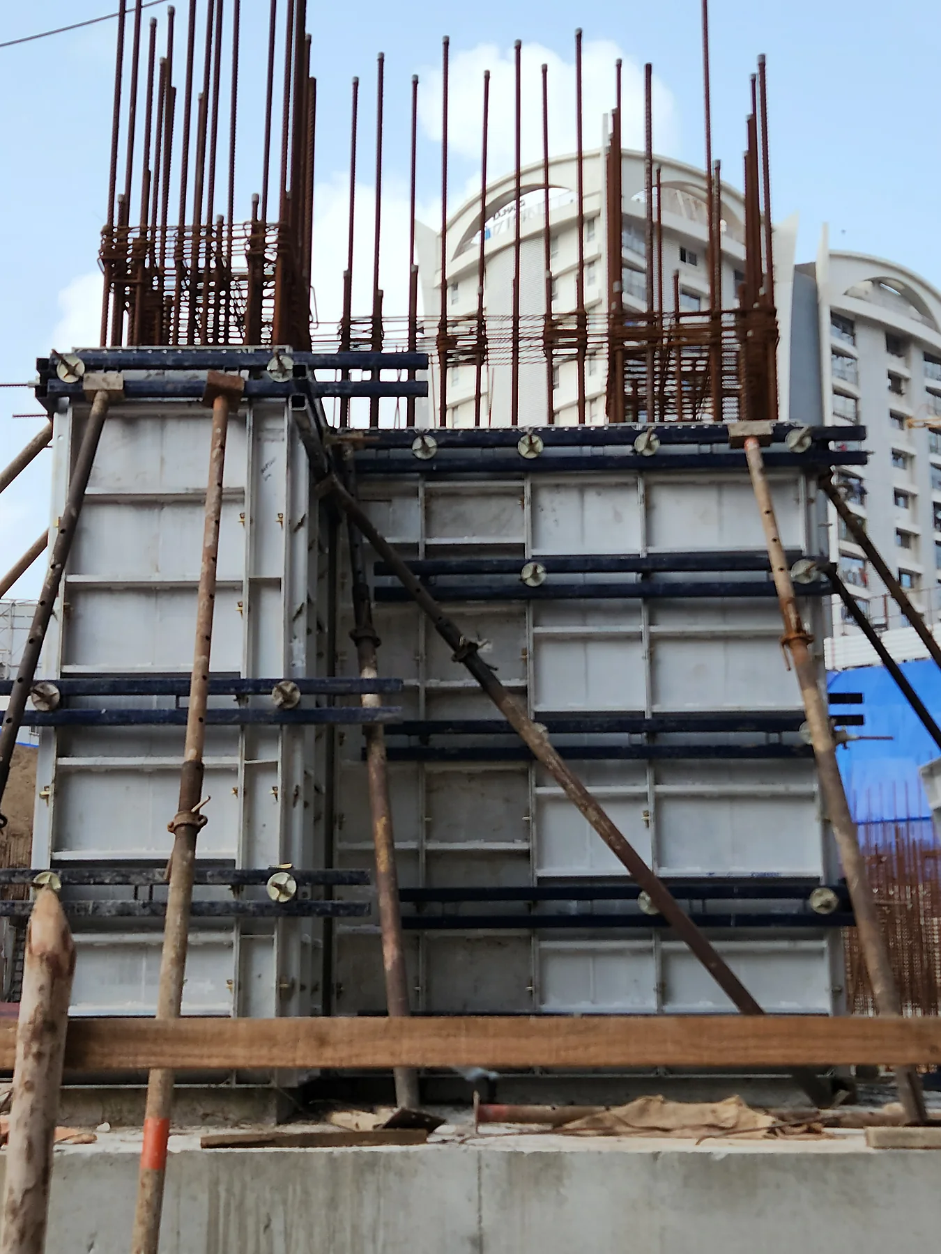 Vertical aluminium column formwork on site