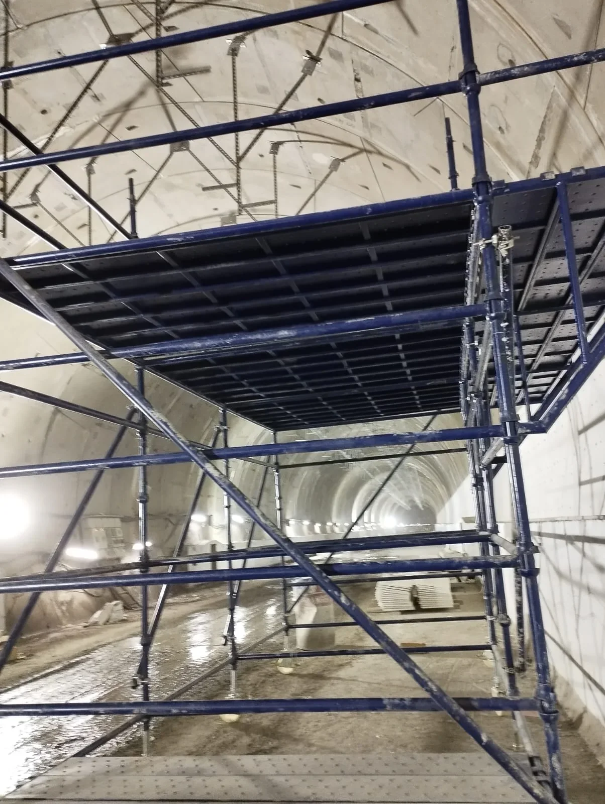 Cuplock scaffold with cantilevered working deck inside a tunnel