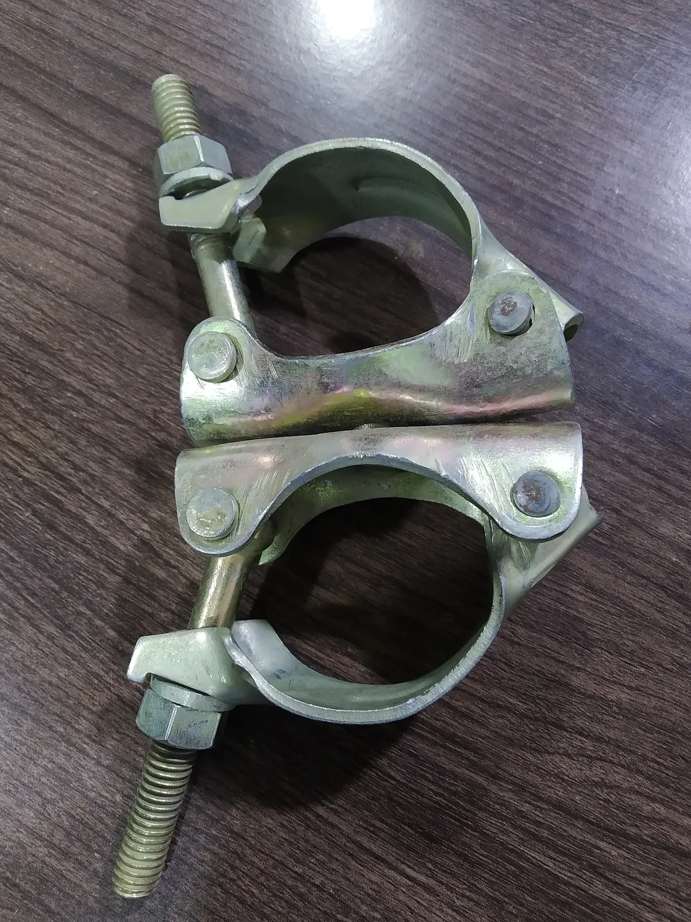 Swivel plate coupler used for flexible pipe-and-coupler connections