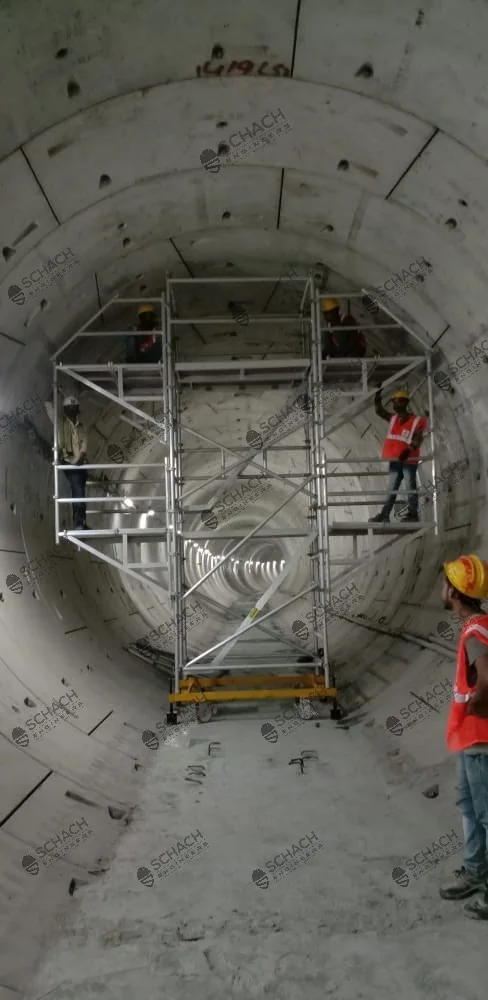 Aluminium scaffold platform configured to the available tunnel section
